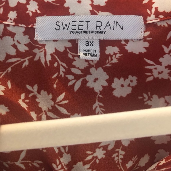 Plus Size Floral Blouse - Picture 3 of 6